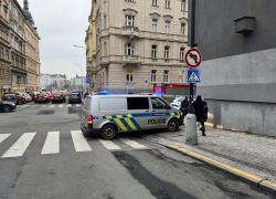 Gorazdova ulice a policejní vyšetřování pádu muže ze římsy, když prchal před policisty.